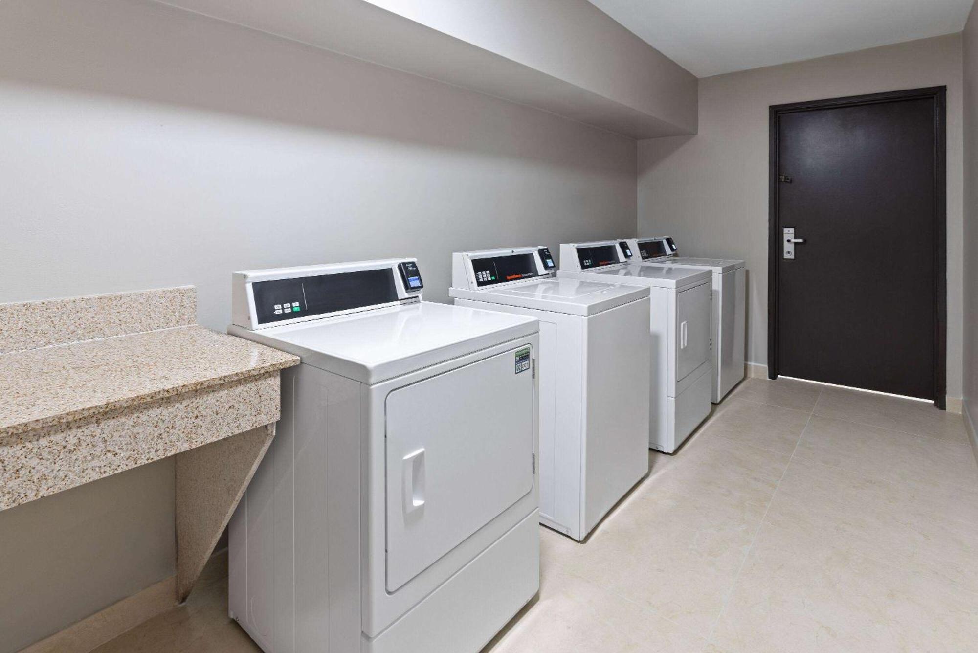 La Quinta Inn & Suites By Wyndham Memphis I-240 Eksteriør billede